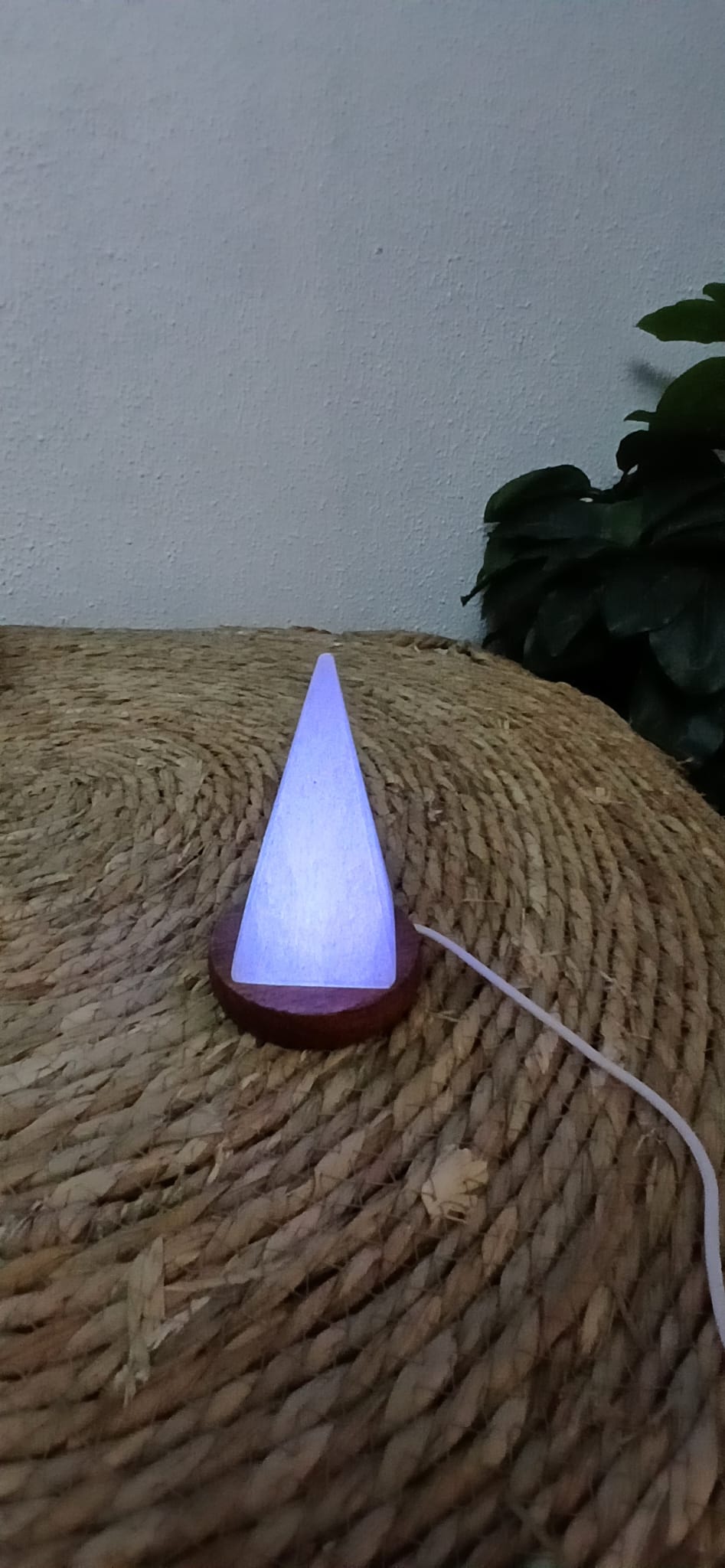 Selenit-Pyramide mit USB-C-Basis, ca. 10 cm