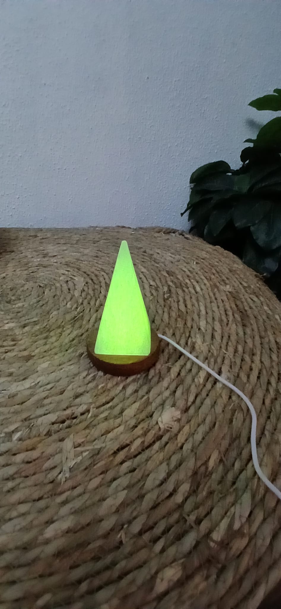 Selenit-Pyramide mit USB-C-Basis, ca. 10 cm