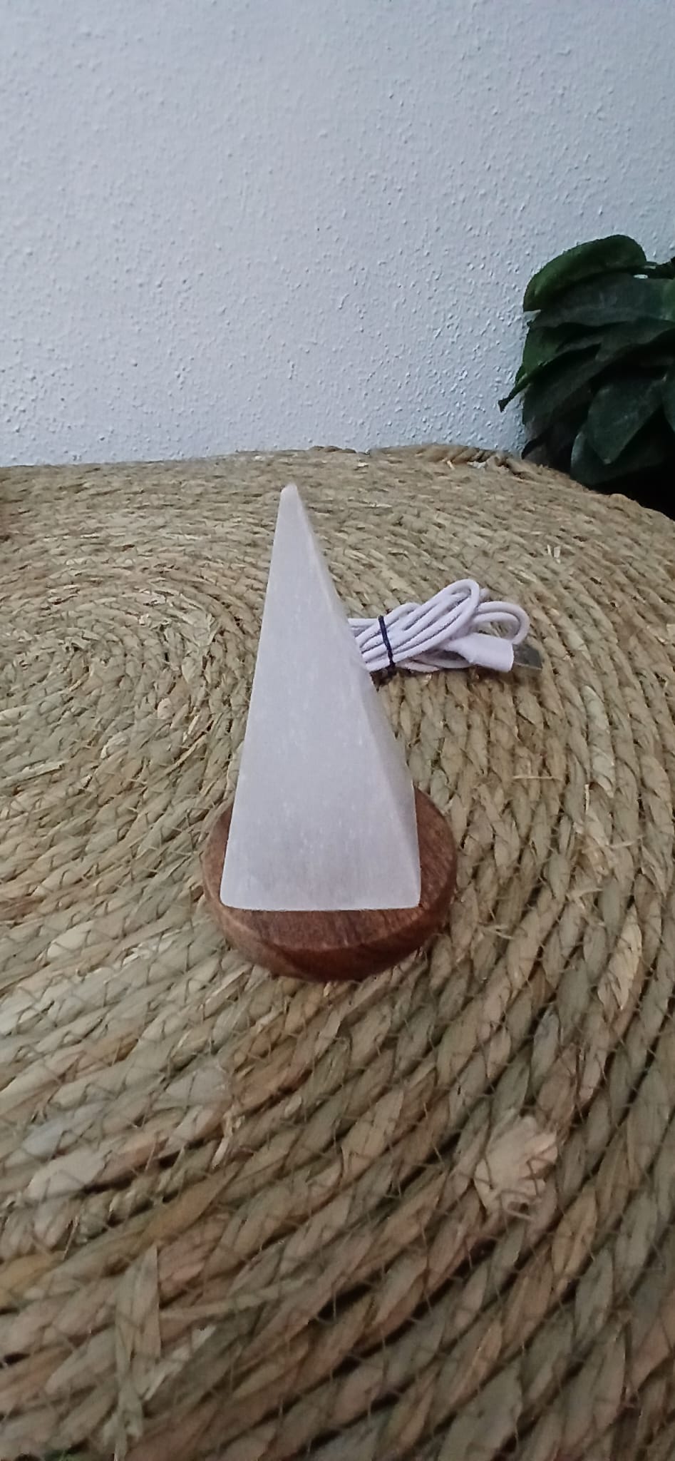 Selenit-Pyramide mit USB-C-Basis, ca. 10 cm