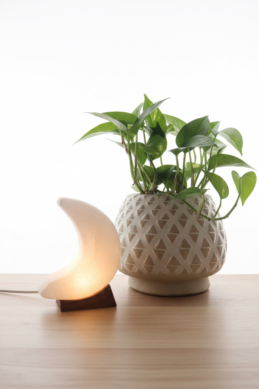 Mondförmige Salzkristalllampe