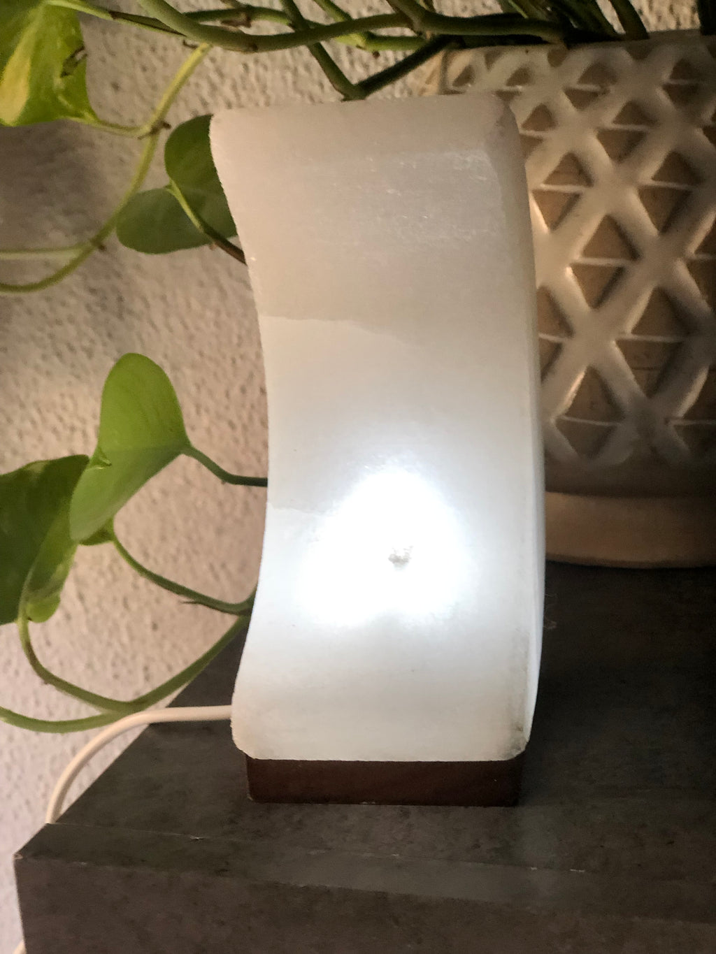 Mondförmige Salzkristalllampe